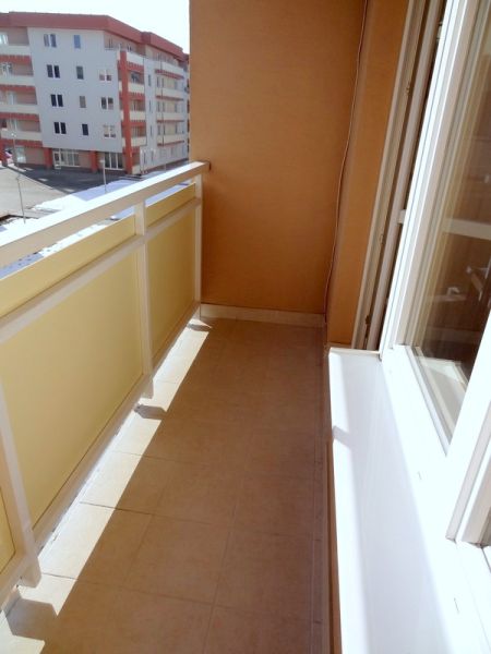 PRENÁJOM: SLNEČNÝ 3 IZBOVÝ BYT S BALKÓNOM A PARKOVANÍM, CENTRUM - Balkón v 3-izbovom byte na Bakossovej ulici v Banskej Bystrici s výhľadom na okolie.