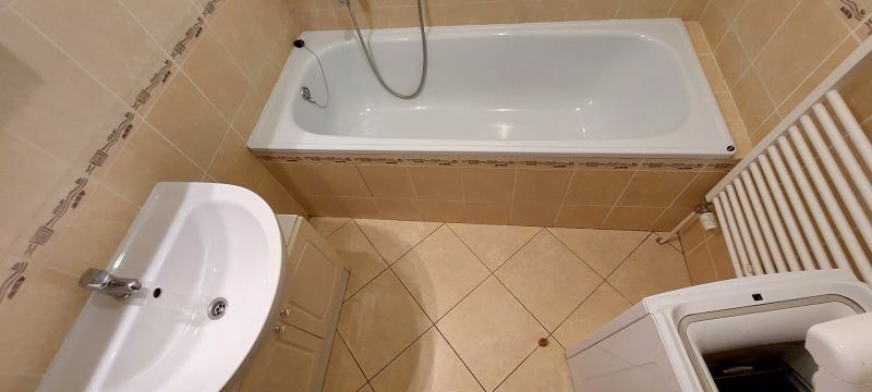 PRENÁJOM: SLNEČNÝ 3 IZBOVÝ BYT S BALKÓNOM A PARKOVANÍM, CENTRUM - Kúpeľňa so sprchou, umývadlom a práčkou v 3-izbovom byte s dlažbou.