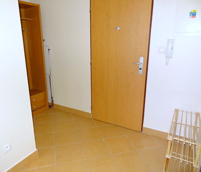 PRENÁJOM: SLNEČNÝ 3 IZBOVÝ BYT S BALKÓNOM A PARKOVANÍM, CENTRUM - Vstupná hala v 3-izbovom byte s odkladacím priestorom a keramickou podlahou.