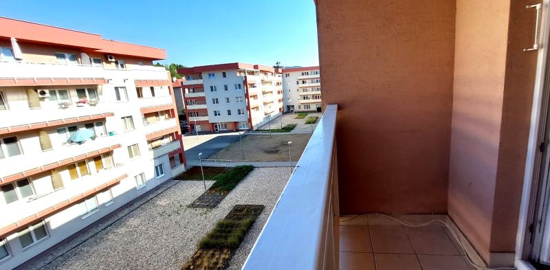 PRENÁJOM: SLNEČNÝ 3 IZBOVÝ BYT S BALKÓNOM A PARKOVANÍM, CENTRUM - Pohľad z balkóna 3-izbového bytu na Bakossovej ulici v Banskej Bystrici.