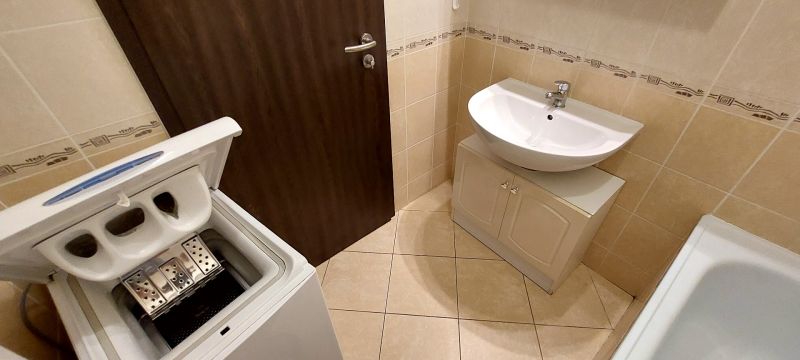 PRENÁJOM: SLNEČNÝ 3 IZBOVÝ BYT S BALKÓNOM A PARKOVANÍM, CENTRUM - Kúpeľňa s práčkou, umývadlom a béžovými obkladmi v 3-izbovom byte.