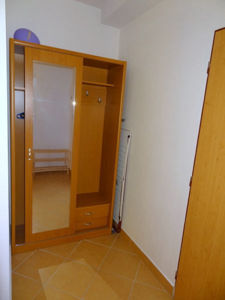 PRENÁJOM: SLNEČNÝ 3 IZBOVÝ BYT S BALKÓNOM A PARKOVANÍM, CENTRUM - Chodba so zrkadlovou skriňou v 3-izbovom byte, dlažba svetlej farby.