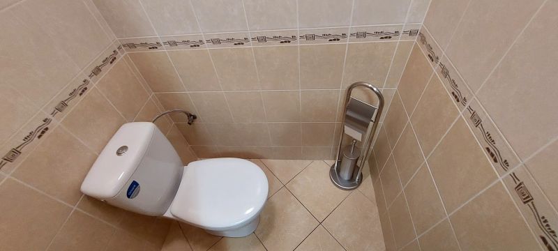 PRENÁJOM: SLNEČNÝ 3 IZBOVÝ BYT S BALKÓNOM A PARKOVANÍM, CENTRUM - Kúpeľňa so záchodom a keramickými dlaždicami v 3-izbovom byte.