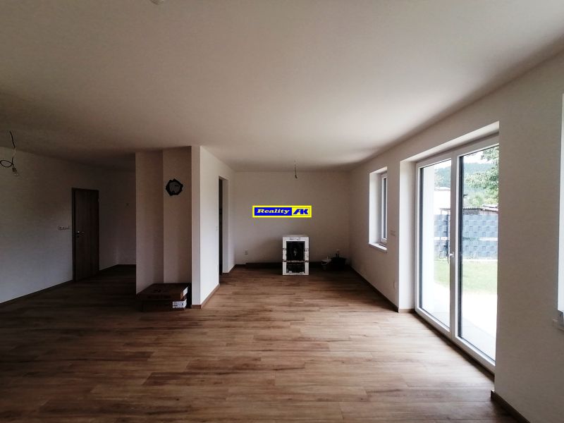 Rodinný dom novostavba na predaj Kláštor pod Znievom  - Interiér rodinného domu s podlahou s dreveným dekorom a veľkými oknami na terasu.