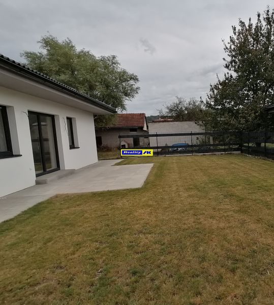Rodinný dom novostavba na predaj Kláštor pod Znievom  - Rodinný dom v Martine, trávnik a terasa s pohľadom na oplotenú záhradu.