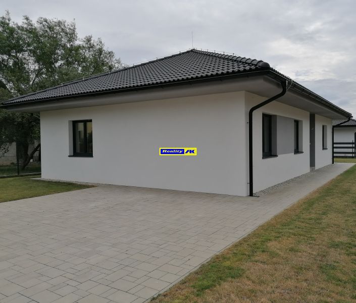 Rodinný dom novostavba na predaj Kláštor pod Znievom  - Rodinný dom v Martine s tmavou strechou a dláždeným dvorom.