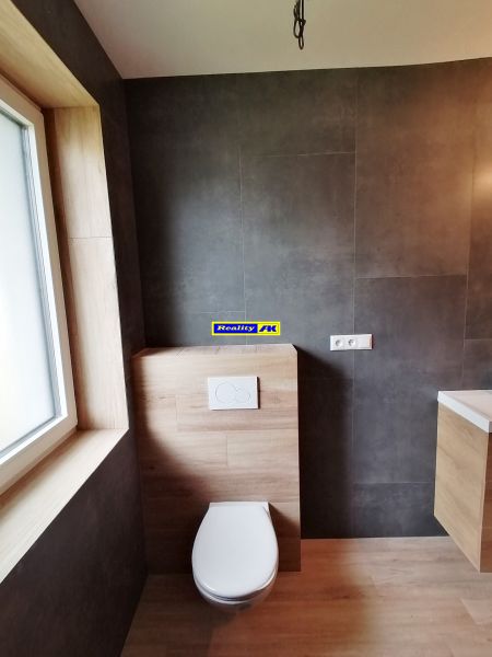 Rodinný dom novostavba na predaj Kláštor pod Znievom  - Kúpeľňa v Rodinnom dome obsahuje WC a podlahu s dreveným dekorom.