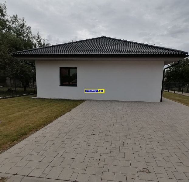 Rodinný dom novostavba na predaj Kláštor pod Znievom  - Rodinný dom v Martine s bielou fasádou, šedou strechou a vydláždeným chodníkom.