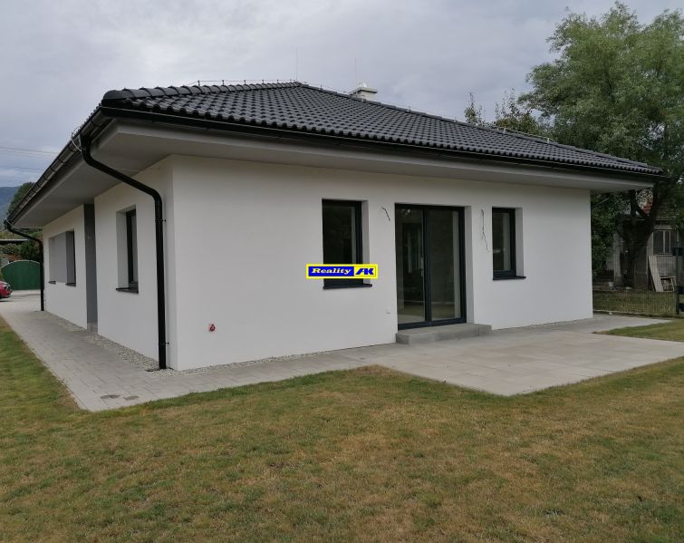 Rodinný dom novostavba na predaj Kláštor pod Znievom  - Rodinný dom v Martine s terasou, bielou fasádou a šikmou strechou.
