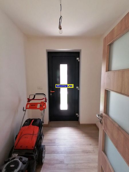 Rodinný dom novostavba na predaj Kláštor pod Znievom  - Vstupná chodba v rodinnom dome s podlahou s dreveným dekorom a kosačkou.