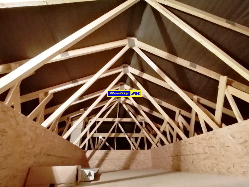 Rodinný dom novostavba na predaj Kláštor pod Znievom  - Podkrovie s drevenými trámami v rodinnom dome, pripravené na rekonštrukciu.