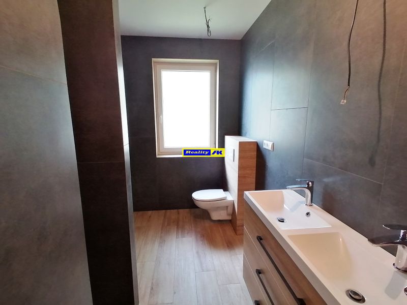 Rodinný dom novostavba na predaj Kláštor pod Znievom  - Kúpeľňa so svetlými dlaždicami a umývadlom v rodinnom dome.