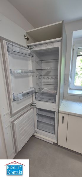 Na prenájom kompletne prerob. NOVÝ 2 izbový byt čiast.zar. Nové Zámky - Otváracia kuchynská chladnička s mrazničkou a policami v 3-izbovom byte.