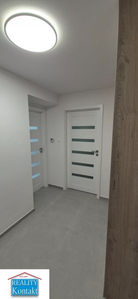 Na prenájom kompletne prerob. NOVÝ 2 izbový byt čiast.zar. Nové Zámky - Predsieň s bielymi dverami a svetlou podlahou v 2-izbovom byte.