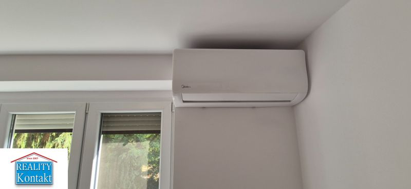 Na prenájom kompletne prerob. NOVÝ 2 izbový byt čiast.zar. Nové Zámky - Klimatizácia v miestnosti, súčasť 2-izbového bytu, okenný výhľad do zelene.