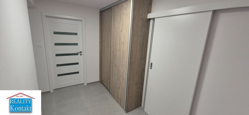 Na prenájom kompletne prerob. NOVÝ 2 izbový byt čiast.zar. Nové Zámky - Chodba s posuvnými dverami a šatníkom v 2-izbovom byte.