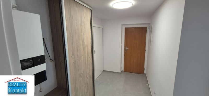 Na prenájom kompletne prerob. NOVÝ 2 izbový byt čiast.zar. Nové Zámky - Chodba s dlažbou a vstavanou skriňou v 2-izbovom byte.