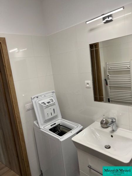 Kompletne zariadený 3-izbový byt s balkónom | PRÚDY Trnava - Kúpeľňa v 3-izbovom byte s práčkou a umývadlom s batériou.