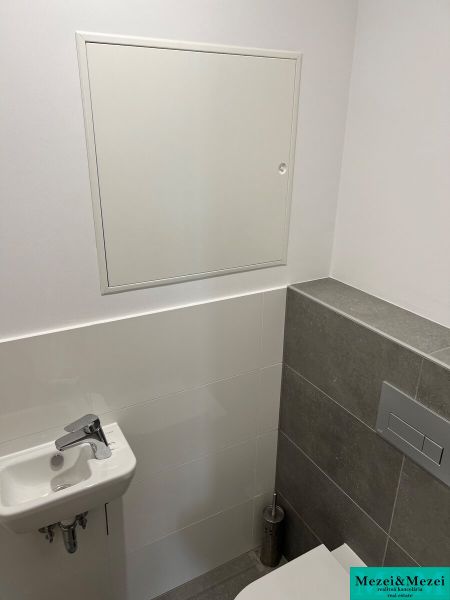 Kompletne zariadený 3-izbový byt s balkónom | PRÚDY Trnava - Kúpeľňa v 3-izbovom byte so sanitou, bielymi a šedými dlaždicami.
