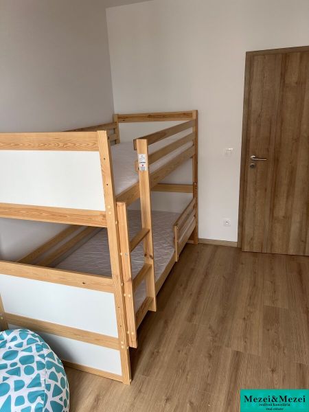 Kompletne zariadený 3-izbový byt s balkónom | PRÚDY Trnava - Poschodová posteľ v 3-izbovom byte s podlahou s dreveným dekorom.
