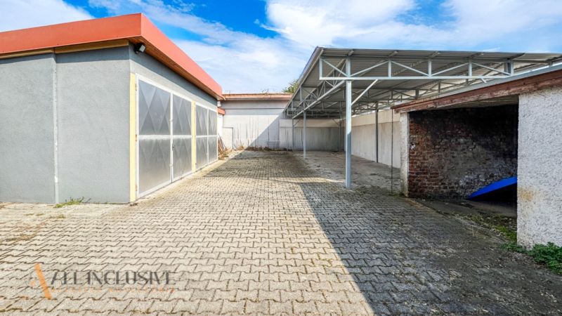 PRAKTICKÉ SKLADOVÉ PRIESTORY  | DOPRAVNÁ | TOPOĽČANY - Plocha s veľkými skladmi a halami na ulici Dopravná, pokrytá betónovou dlažbou.