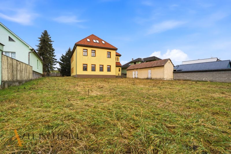  POLYFUNKČNÝ OBJEKT | CHRABRANY | TOPOĽČANY - Budova s trávnatým pozemkom na ulici Chrabrany, Topoľčany, s okolitými menšími stavbami.
