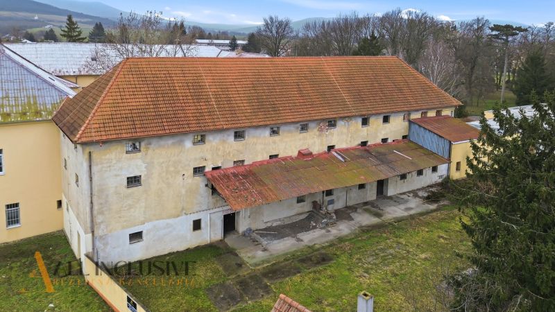 AREÁL | SKLAD | VÝROBNÁ HALA | KOVARCE | TOPOĽČANY - Stará budova vo výrobných priestoroch na Hlavnej ulici v Kovarciach.