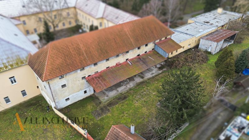 AREÁL | SKLAD | VÝROBNÁ HALA | KOVARCE | TOPOĽČANY - Výrobné priestory na Hlavnej ulici v Kovarcách, s červenou škridľovou strechou.