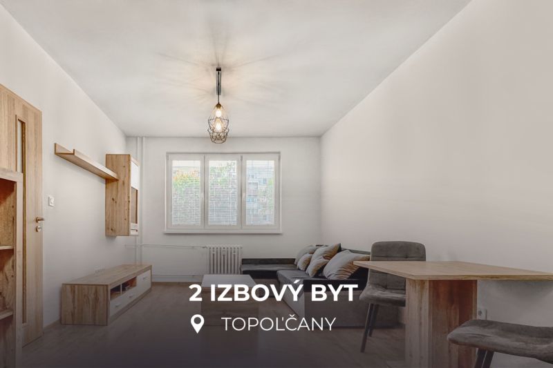 2 - IZBOVÝ BYT | GAGARINOVÁ | TOPOĽČANY - Interiér 2-izbového bytu s podlahou s dreveným dekorom, neutrálnym nábytkom a závesnou lampou.