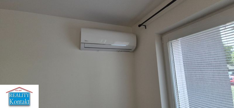 Na prenájom kompletne prerob. NOVÝ 1 izbový byt čiast.zar. Nové Zámky - Klimatizácia a okno s roletami v 1-izbovom byte.