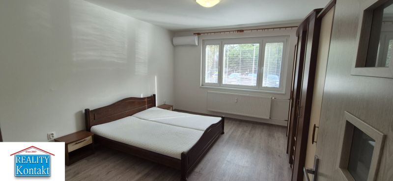 Na prenájom kompletne prerob. NOVÝ 1 izbový byt čiast.zar. Nové Zámky - Spálňa s dvojposteľou a podlahou s dreveným dekorom v 1-izbovom byte.
