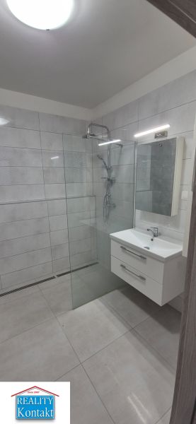 Na prenájom kompletne prerob. NOVÝ 1 izbový byt čiast.zar. Nové Zámky - Kúpeľňa s umývadlom a prehľadným sprchovacím kútom v 1-izbovom byte.