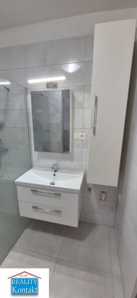 Na prenájom kompletne prerob. NOVÝ 1 izbový byt čiast.zar. Nové Zámky - Kúpeľňa s umývadlom a skrinkami v 1-izbovom byte.