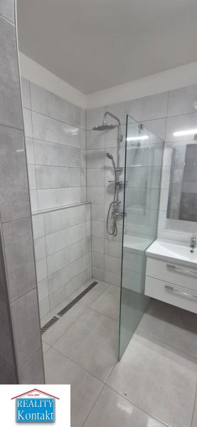 Na prenájom kompletne prerob. NOVÝ 1 izbový byt čiast.zar. Nové Zámky - Kúpeľňa v 1-izbovom byte s moderným vybavením vrátane sprchového kúta a umývadlovej skrinky.