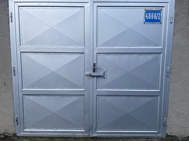 PREDAJ - Garáž aj s pozemkom na Prešovskej ulici - Kovová brána s domovým číslom, Garáže, Bratislava - Ružinov, Prešovská.