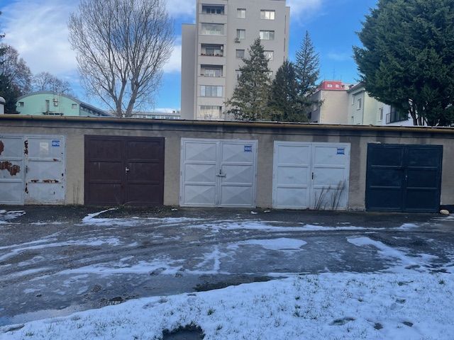 PREDAJ - Garáž aj s pozemkom na Prešovskej ulici - Rad garáží na Prešovskej ulici v Bratislave - Ružinove so zimným pozadím.