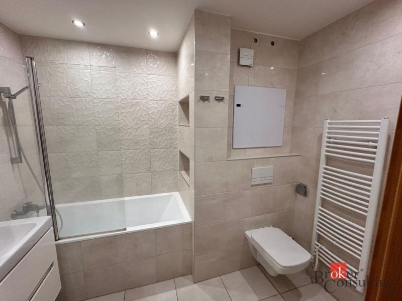 3-izbový byt Prešov, sídl. Sekčov -  REZERVOVANÉ - Kúpeľňa v 3-izbovom byte s vaňou, sprchovacím kútom a rebríkovým radiátorom.
