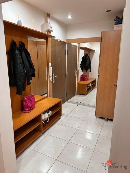 3-izbový byt Prešov, sídl. Sekčov -  REZERVOVANÉ - Predsieň s vešiakom a botníkom v 3-izbovom byte s dlažbou.