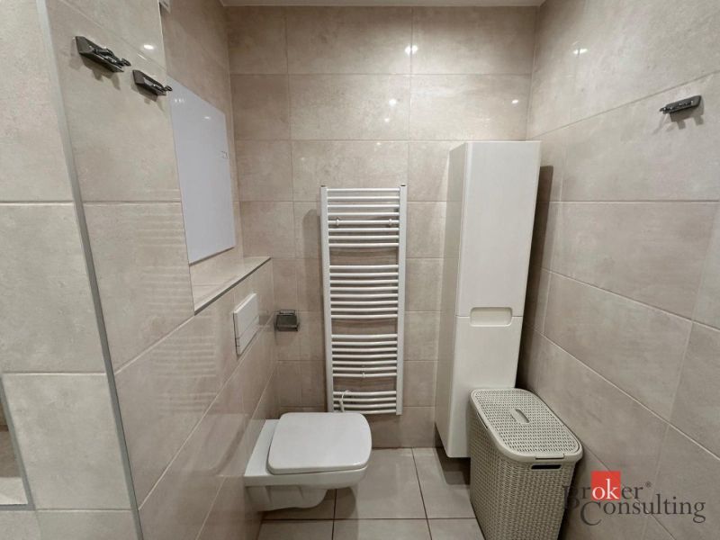 3-izbový byt Prešov, sídl. Sekčov -  REZERVOVANÉ - Kúpeľňa v 3-izbovom byte s dlažbou a závesným WC.