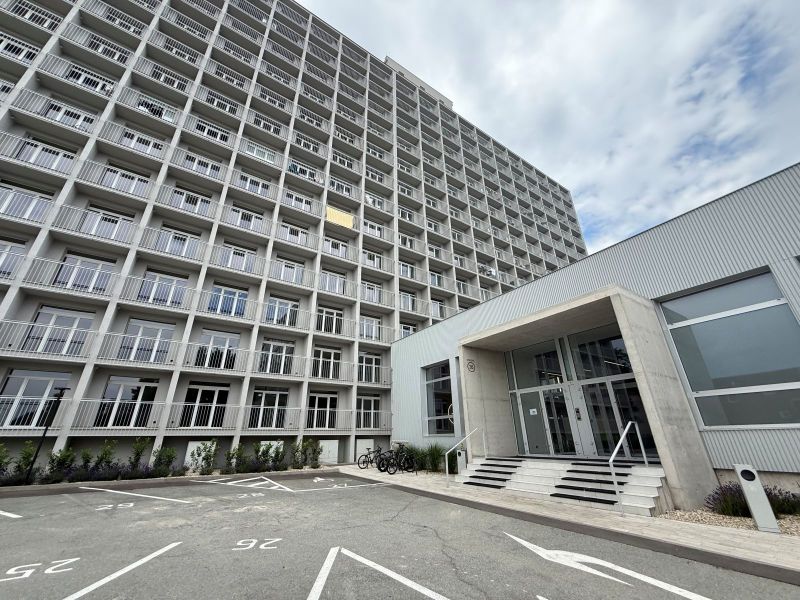 Prenájom 2-izbového bytu, Kysucká, Kysucká, Západ - Bytový dom na Kysuckej ulici v Košiciach - mestskej časti Západ s parkovacími miestami.