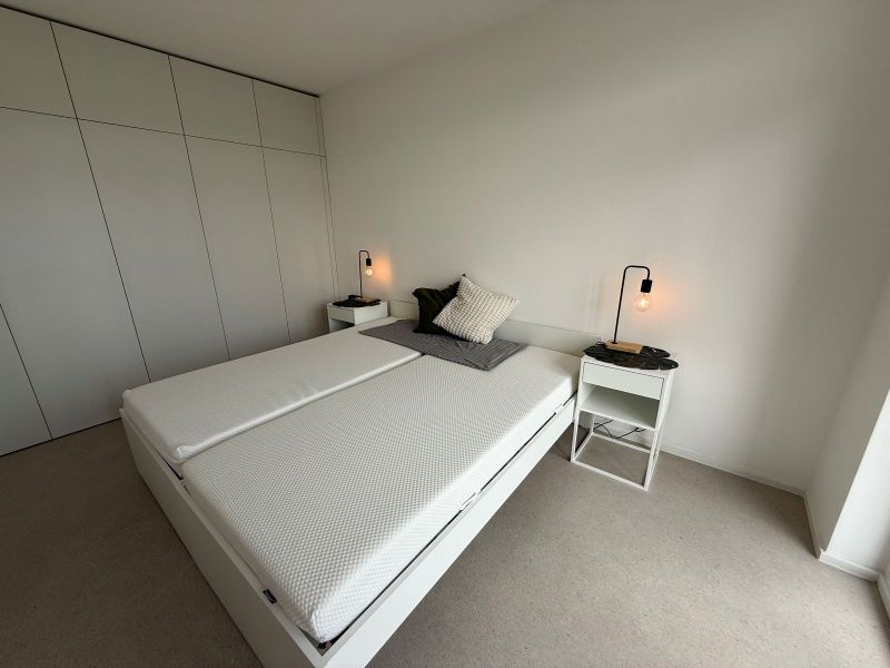 Prenájom 2-izbového bytu, Kysucká, Kysucká, Západ - Spálňa v 2-izbovom byte s pohodlnou posteľou, vstavanou skriňou a nočnými stolíkmi.