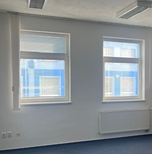Klimatizovaná 2 - kancelária 25 m2 (12,5 m2 + 12,5 m2) na Pluhovej ul. - Kancelárie s bielymi stenami a modrým exteriérom za oknami.