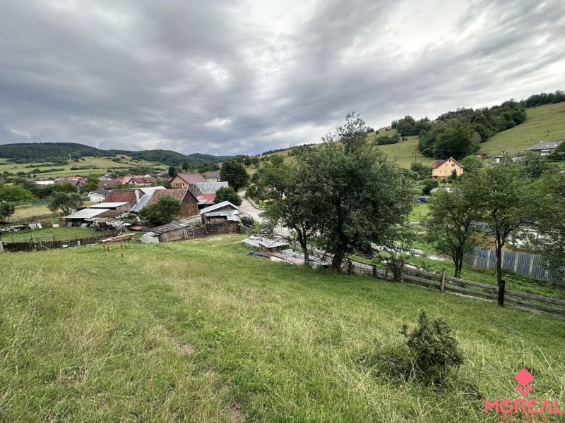 Pozemok na predaj – Horný Vadičov, 1071m2 - Poľnohospodárske a lesné pozemky v Hornom Vadičove ponúkajú výhľad na kopcovitú krajinu.