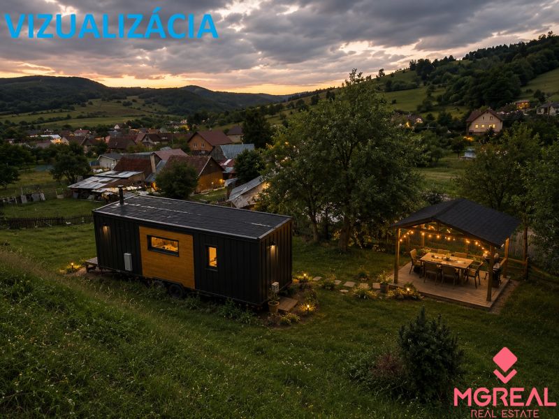 Pozemok na predaj – Horný Vadičov, 1071m2 - Podvečerná krajina s mobilným domom a altánkom na pozemkoch v Hornom Vadičove.