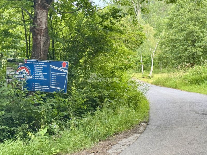 PREDAJ: rekreačný pozemok 564 m2;Bardejov-Zlaté; 39.900 € - Lesná cestička v rekreačných pozemkoch Bardejova s informačnou tabuľou.