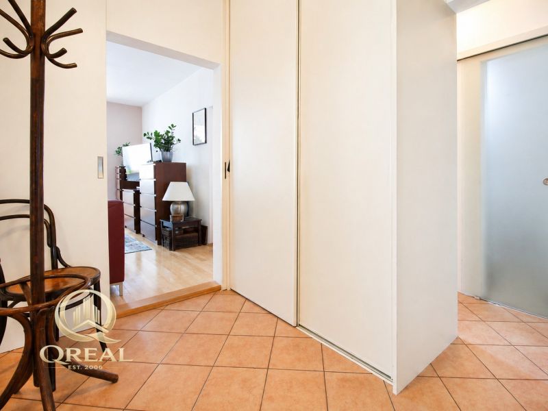  3-izbový byt Karlova Ves – Dlhé diely, 75,79 m², možnosť garáže* - Vstupná hala v 3-izbovom byte s podlahou s dreveným dekorom a dlažbou.