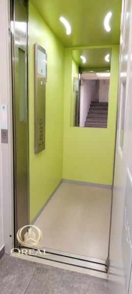  3-izbový byt Karlova Ves – Dlhé diely, 75,79 m², možnosť garáže* - Svetlozelený interiér výťahu s pohľadom na schodisko.