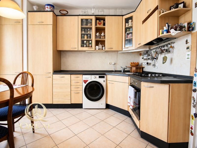  3-izbový byt Karlova Ves – Dlhé diely, 75,79 m², možnosť garáže* - Kuchyňa v 3-izbovom byte s podlahou s dreveným dekorom a vstavanými spotrebičmi.