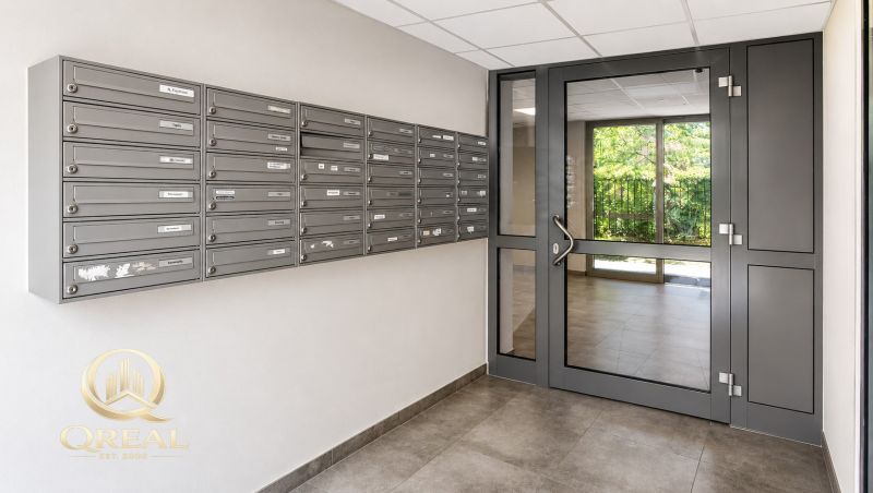  3-izbový byt Karlova Ves – Dlhé diely, 75,79 m², možnosť garáže* - Vchodový interiér s poštovými schránkami a presklenými dverami v 3-izbovom byte.