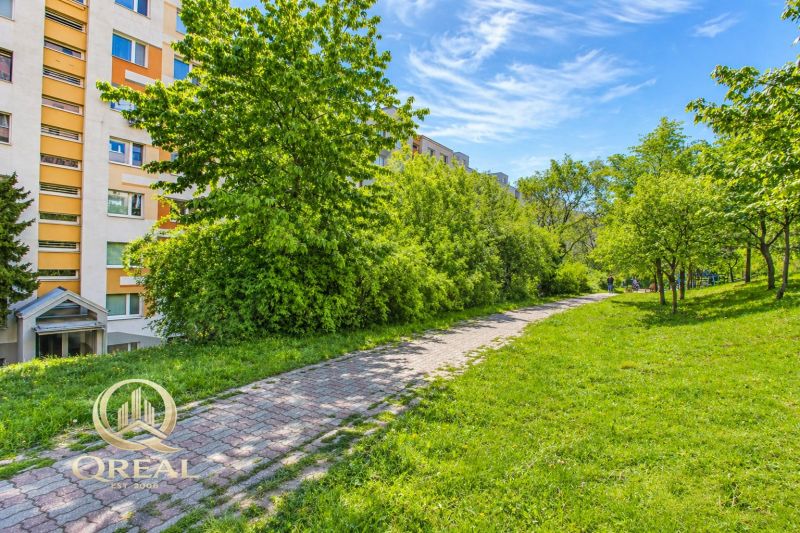  3-izbový byt Karlova Ves – Dlhé diely, 75,79 m², možnosť garáže* - Panelák obklopený zeleňou, Hlaváčikova ulica, 3-izbový byt, Bratislava - Karlova Ves.